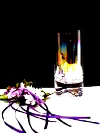 Longdrink vor dunklem Hintergrund